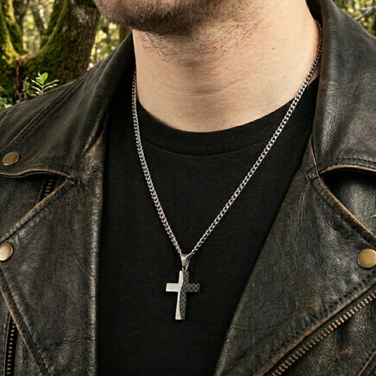 Motard portant le collier croix carbon acier inoxydable