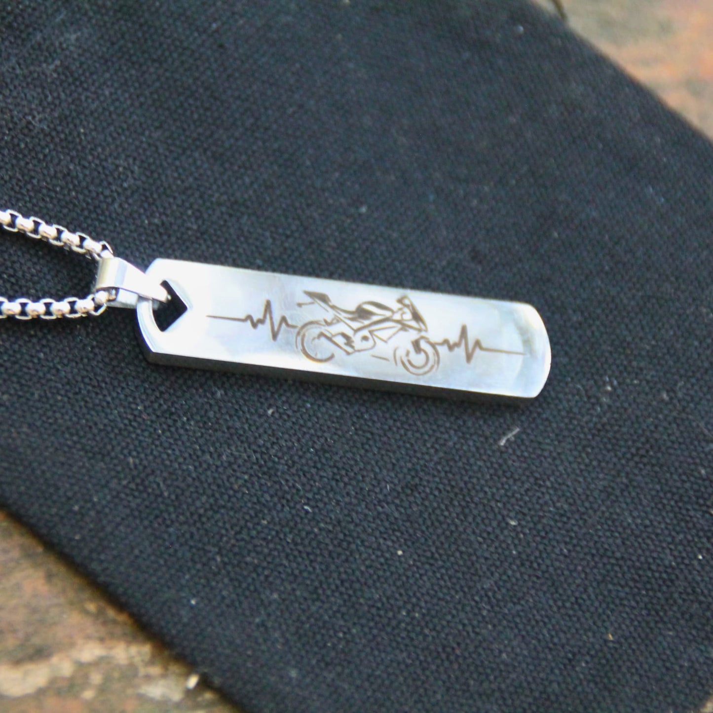 Cadeau motard : le collier pendentif gravé ligne de vie moto