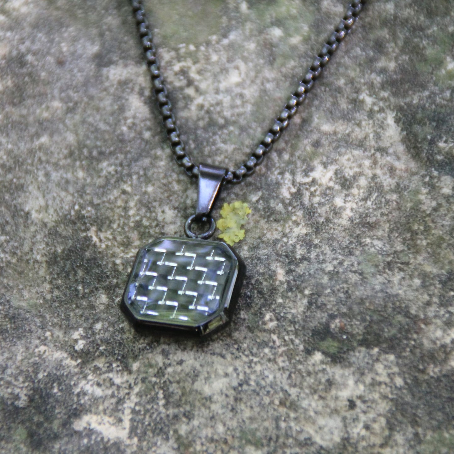 Bijou motard. collier acier inox et médaille carbone