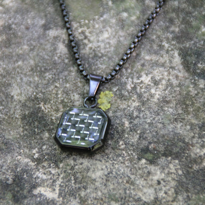 Bijou motard. collier acier inox et médaille carbone