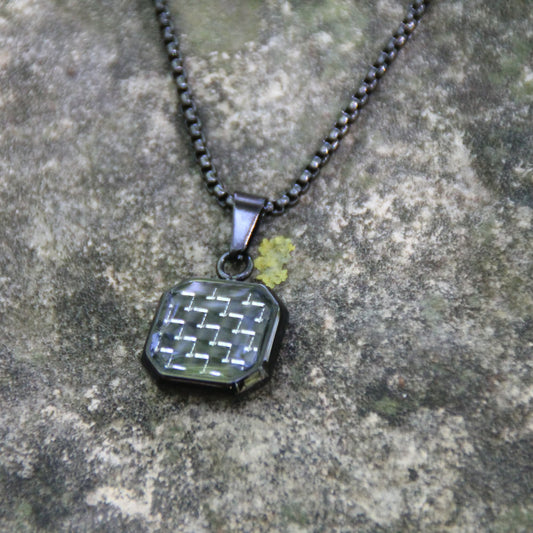 Bijou motard. collier acier inox et médaille carbone