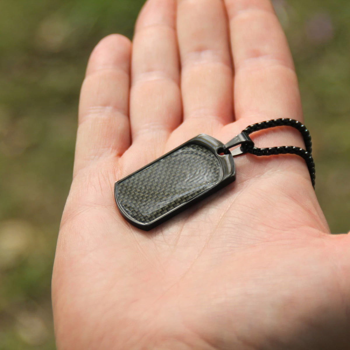 Collier motard en acier inoxydable et pendentif en fibre de carbone avec chaine de 60cm