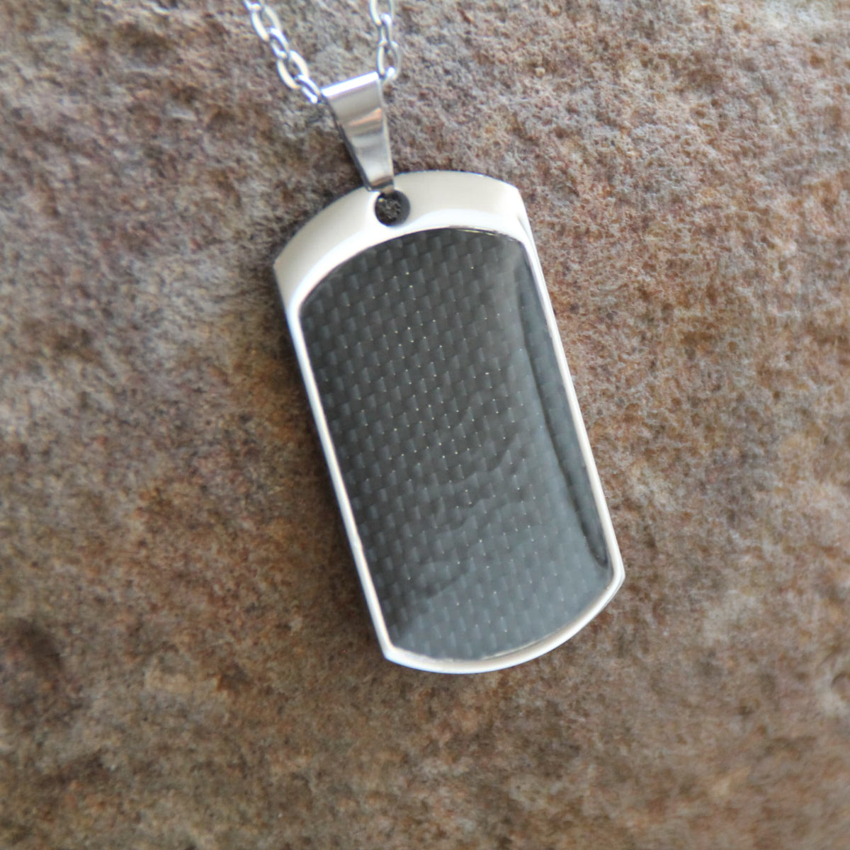 Collier motard en acier inoxydable et pendentif en fibre de carbone, finition argenté. 