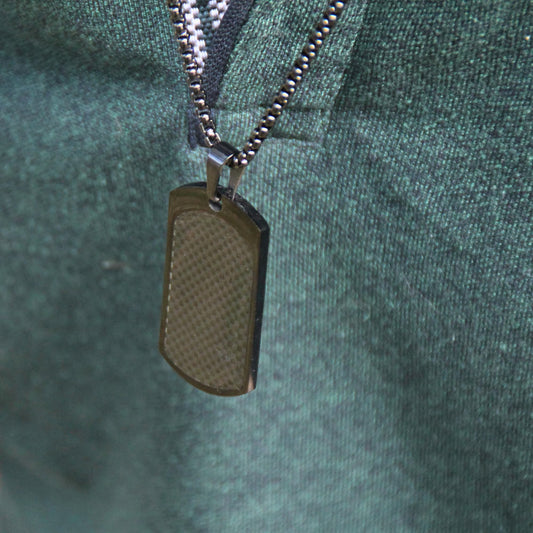 Collier motard en acier inoxydable et pendentif en fibre de carbone, finition noire. 