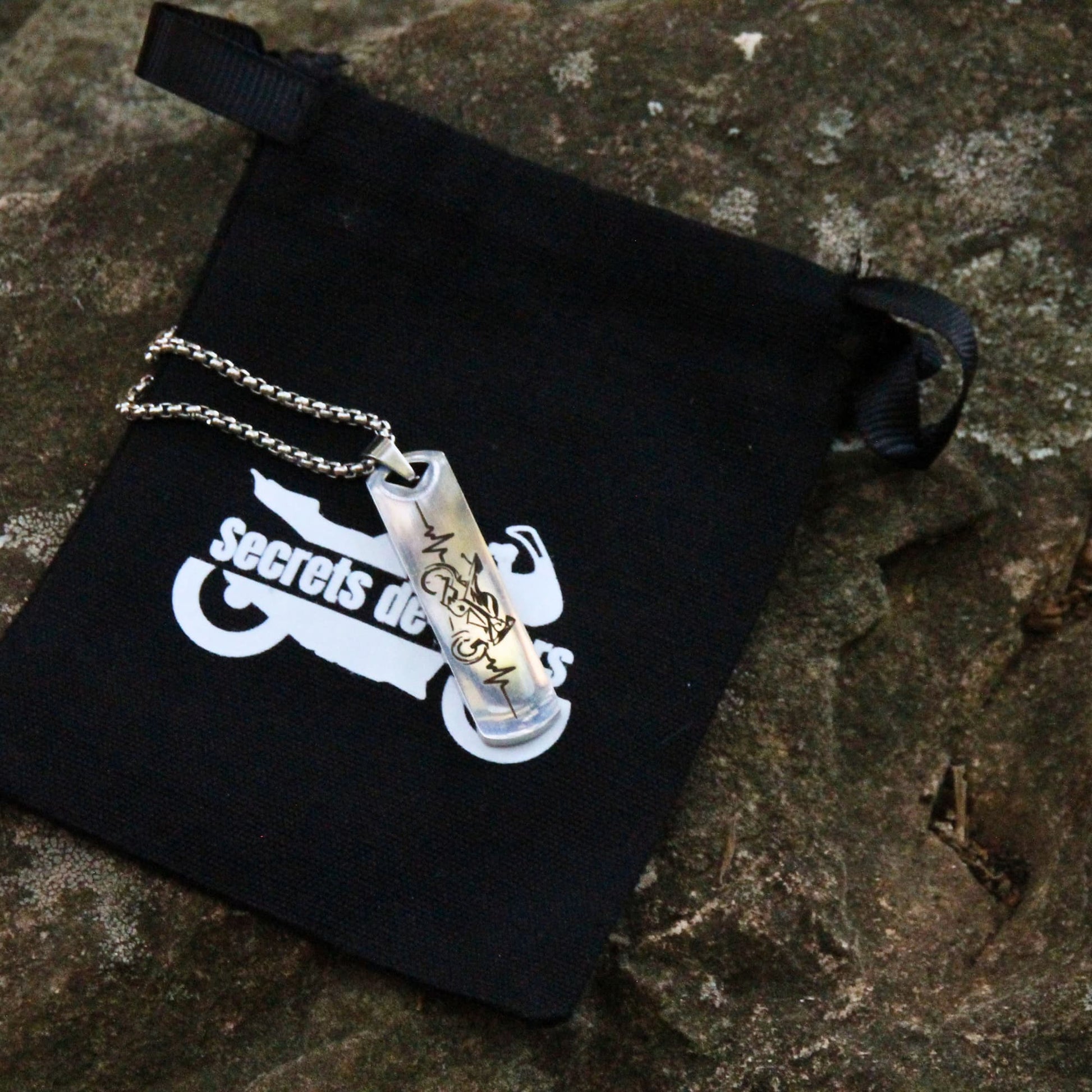 Collier acier inox gravure ligne de vie et moto et sa pochette à bijoux noire Secrets de Bikers