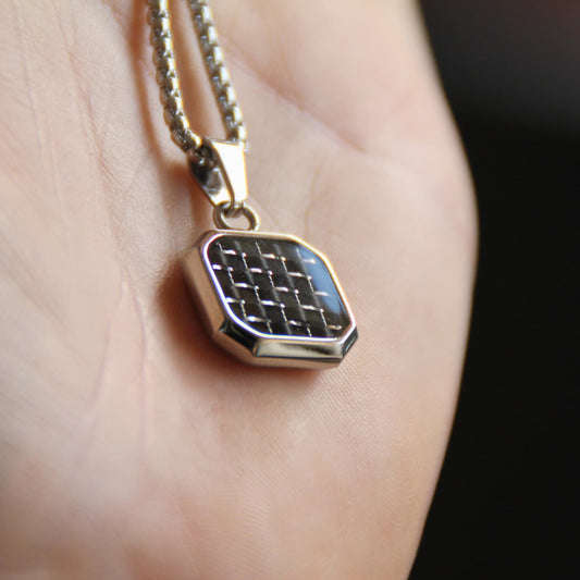 Collier motard en acier inoxydable et pendentif fibre de carbone