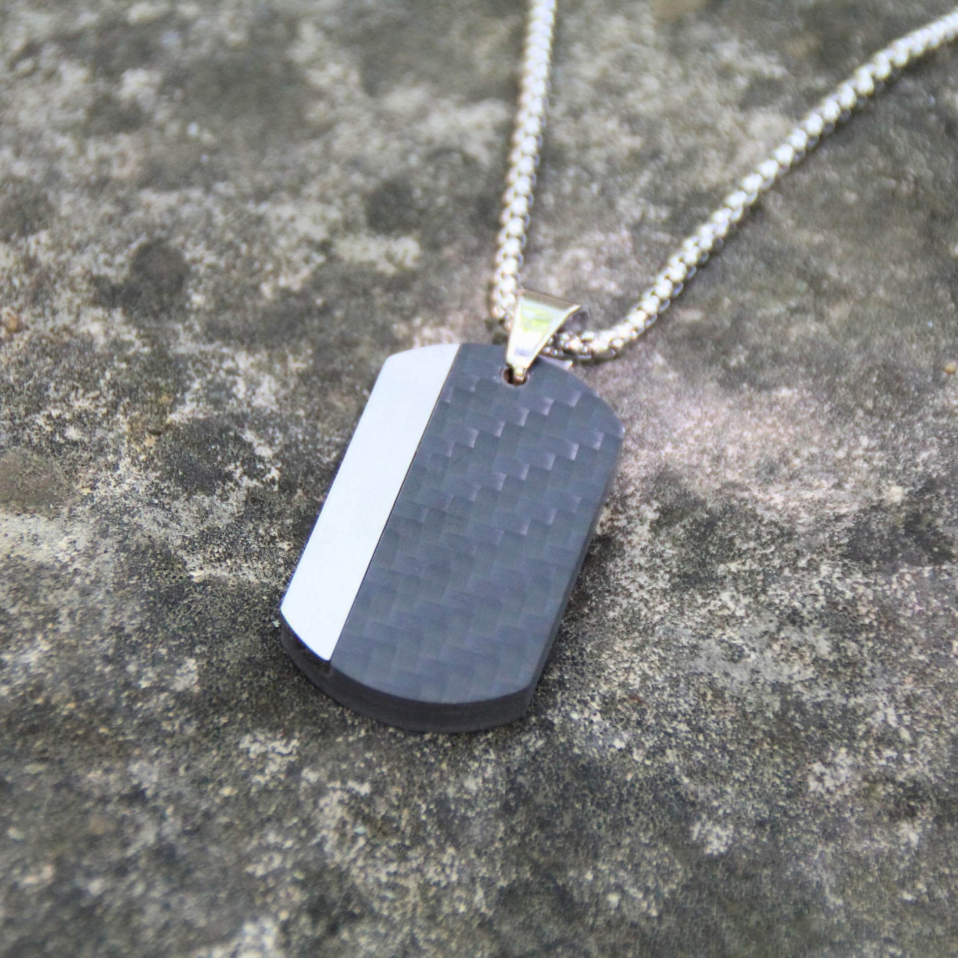 Collier acier inox et fibre de carbone. Bijou motard