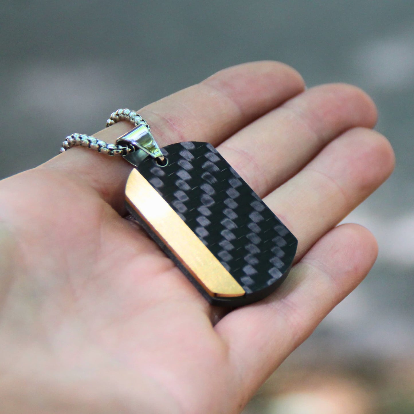 Bijou motard acier inox et fibre de carbone.