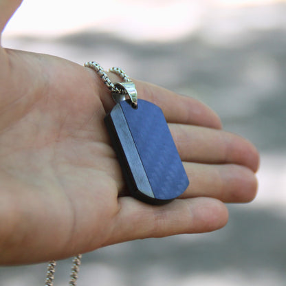 Collier plaque militaire fibre de carbone. Cadeau motard