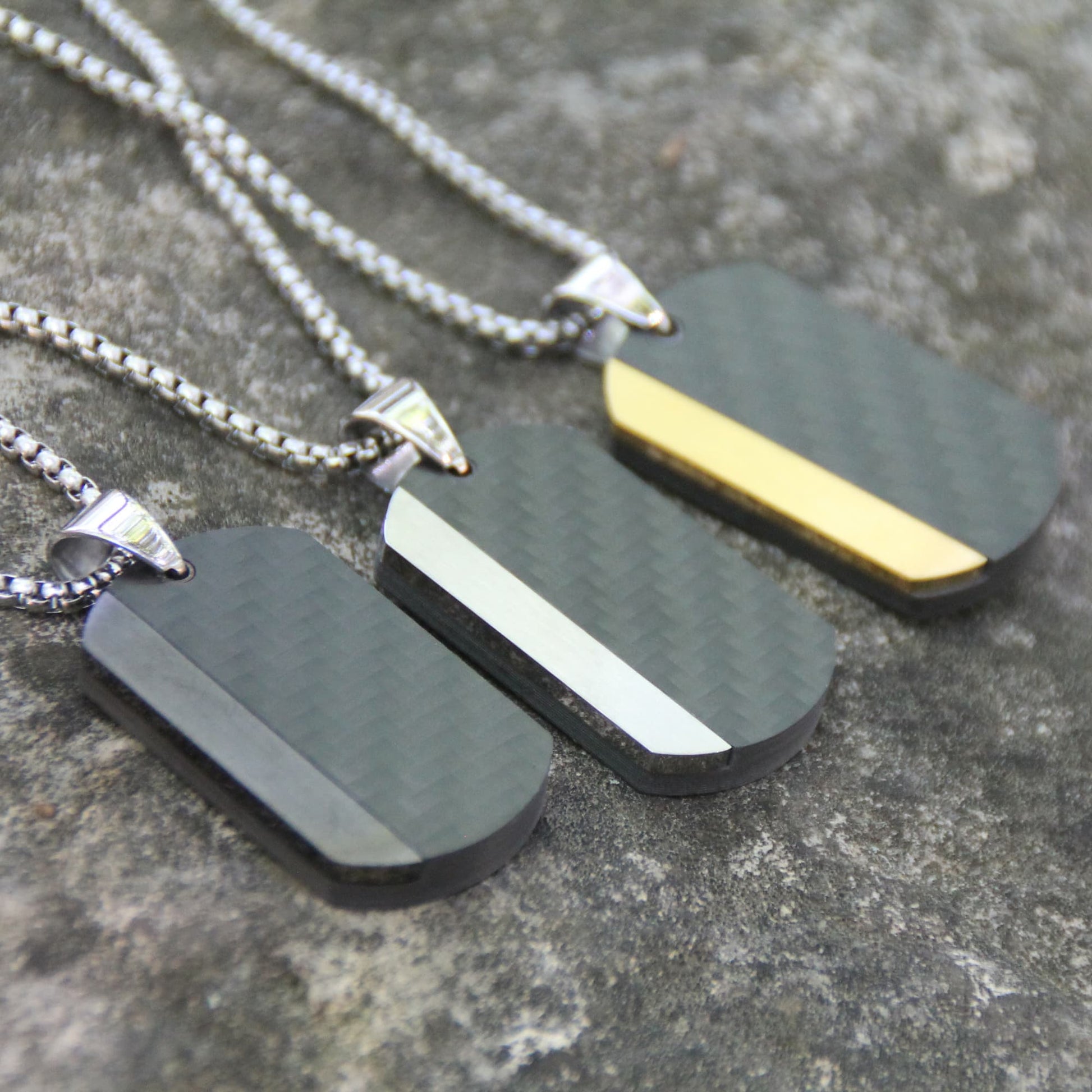 Bijou motard. Collier plaque carbone