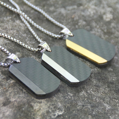 Bijou motard. Collier plaque carbone