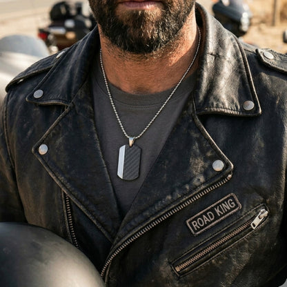 Collier motard avec plaque acier et carbone porté 