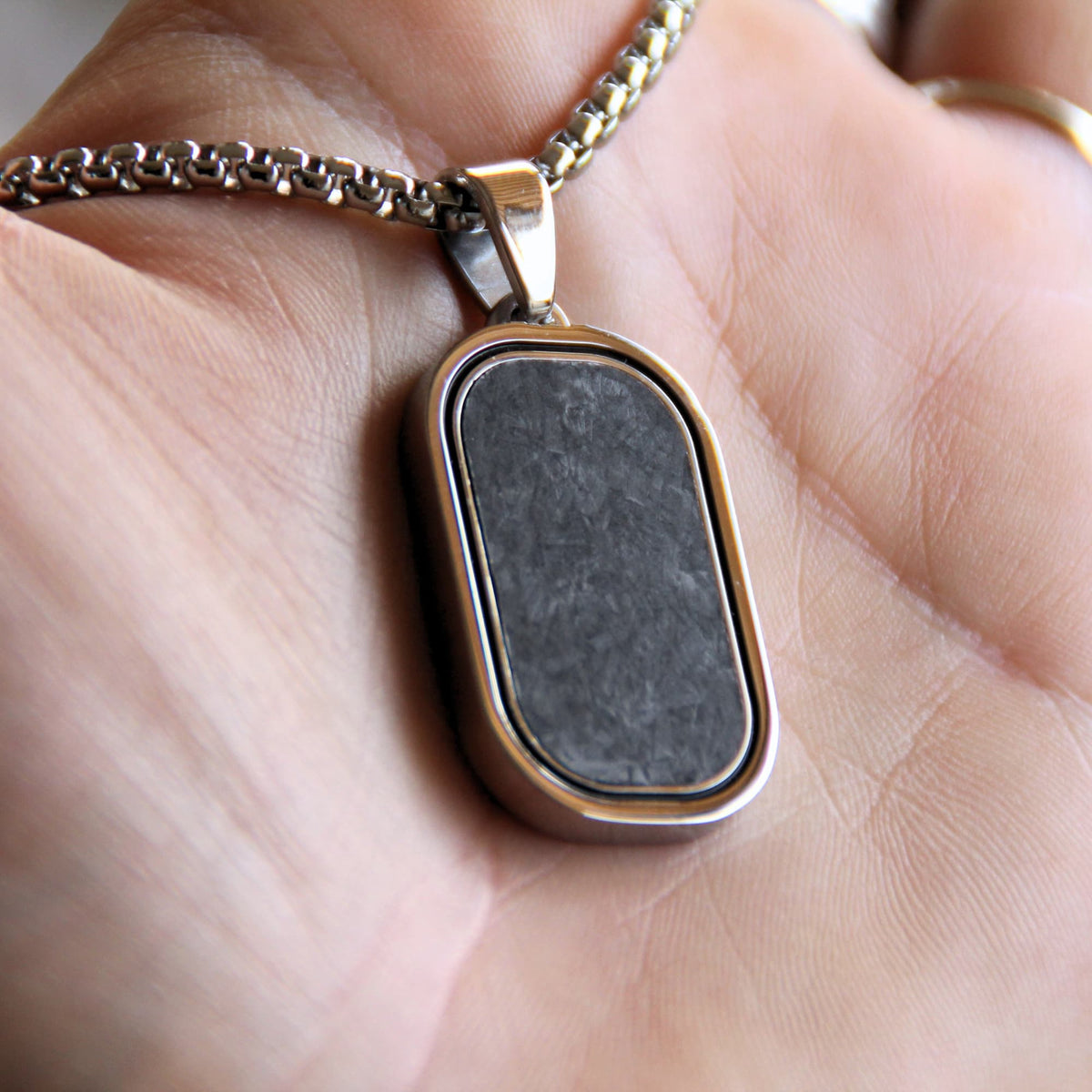 Collier motard en acier inoxydable et incrustation fibre de carbone