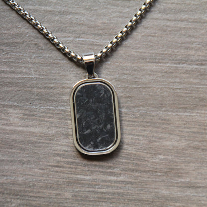 Collier motard en acier inoxydable et incrustation fibre de carboneavec chaine de 60cm
