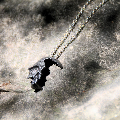 Collier motard unisexe acier inoxydable crâne fracturé