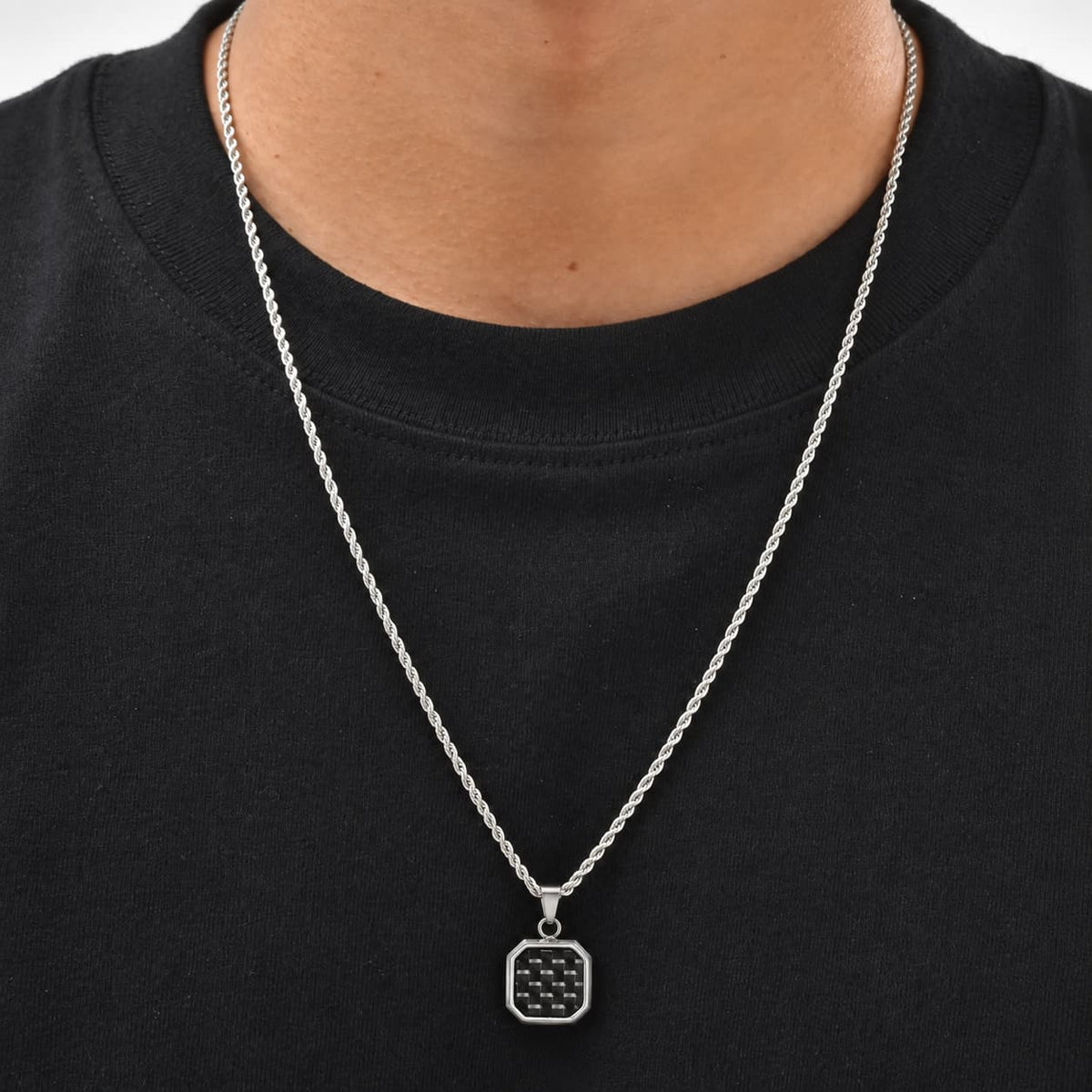 Colier motard en acier inoxydable et pendentif carbone. 