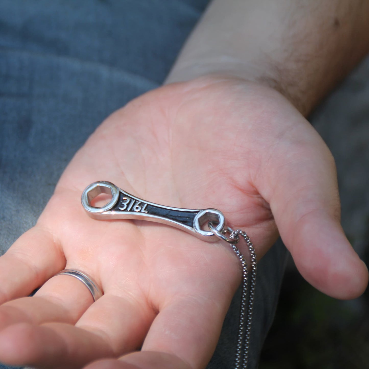 Collier pendentif clé mécanique acier inoxydable argenté. 