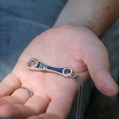 Collier pendentif clé mécanique acier inoxydable argenté. 