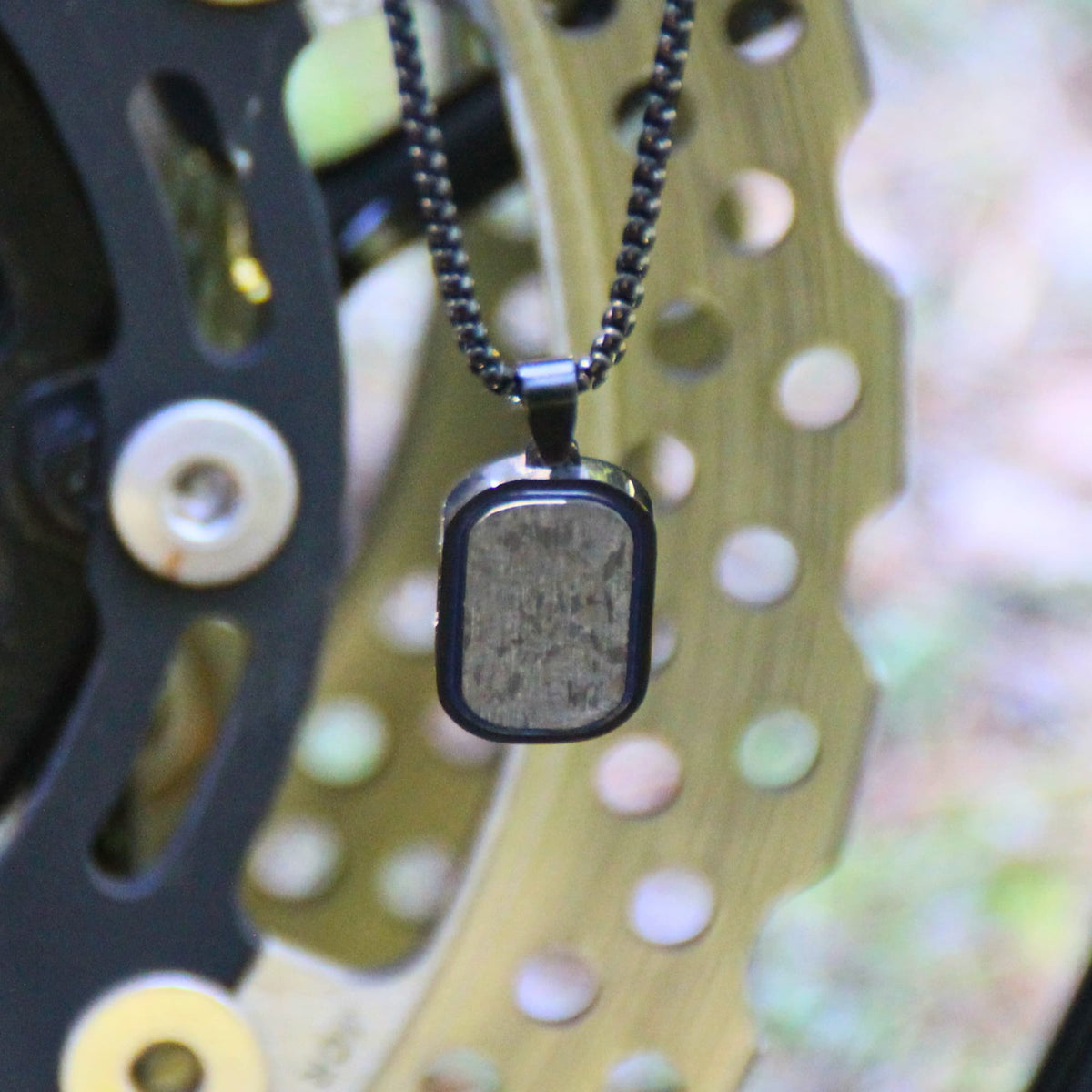 Détails du Collier motard en acier inox et pendentif carbone noir.