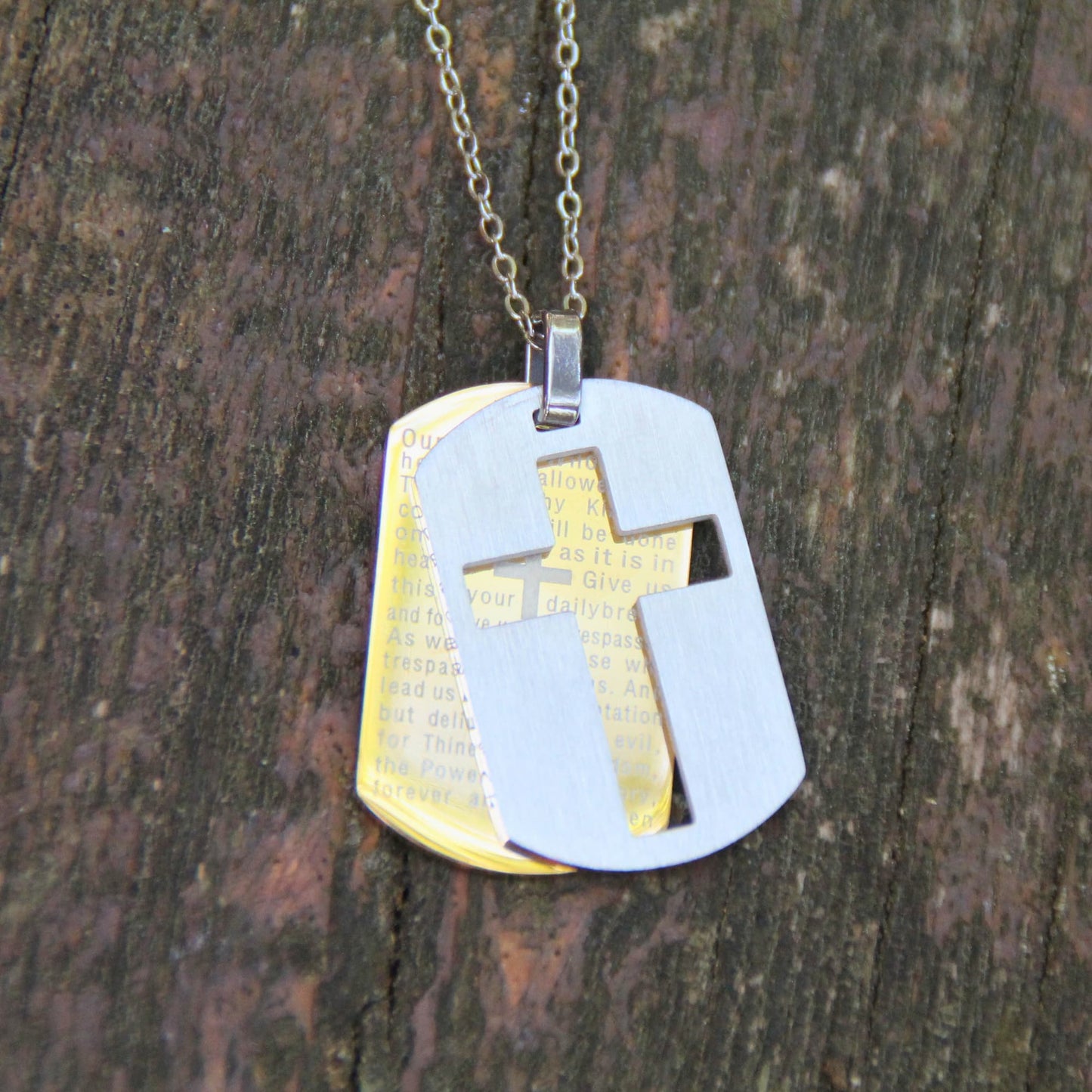Zoom sur le collier double plaque militaire acier inox croix et priere