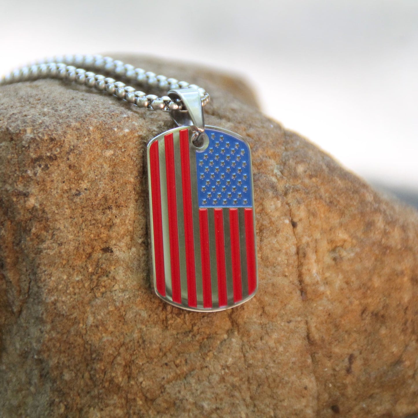 Collier médaille plaque USA drapeau américain bleu et rouge. Bijou biker