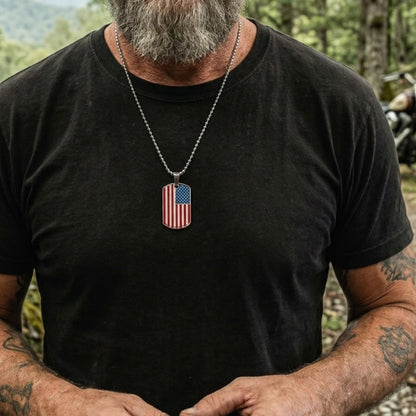 Collier biker médaille plaque USA drapeau américain porté par un motard