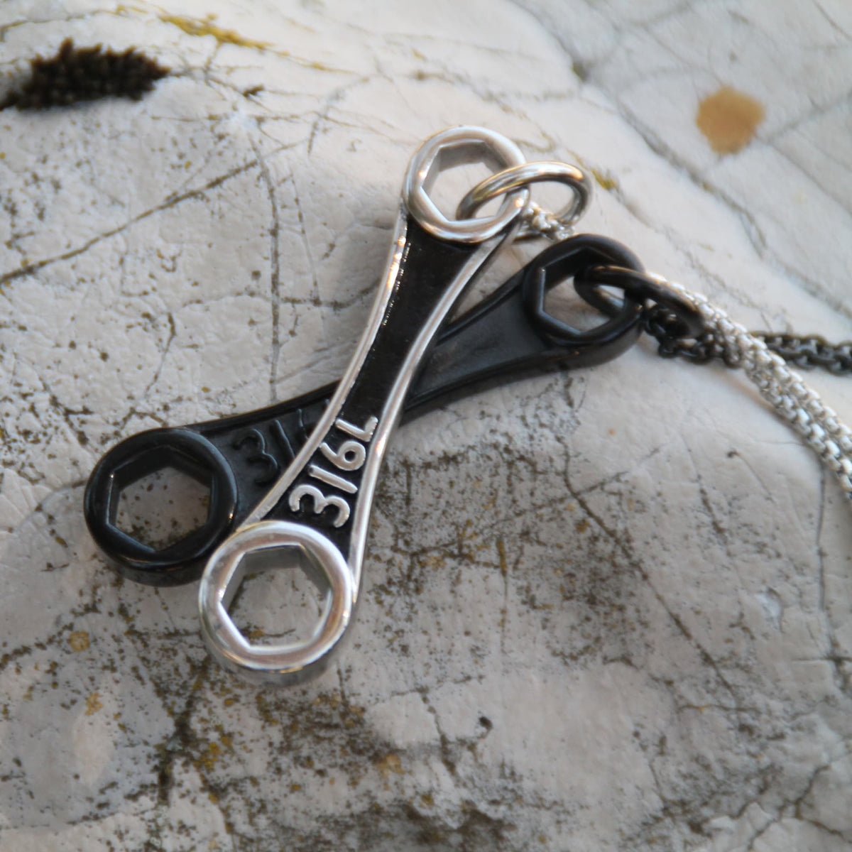 Duo colliers pendentif clé mécanique argent et noir. Cadeau motard biker original !