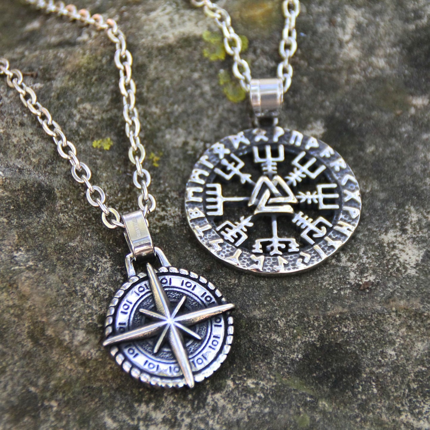 Colliers road trip moto pour aventuriers ! Pendentifs acier inoxydable boussole viking ou rose des vents.