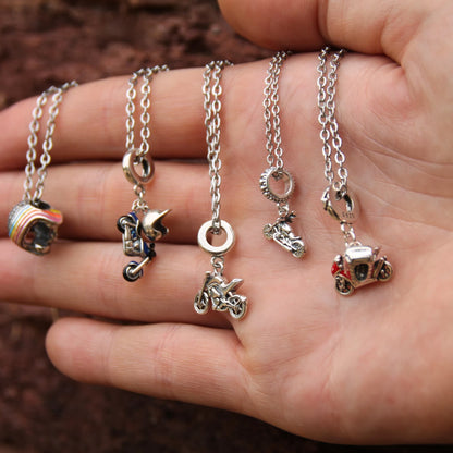 Colliers chaine acier et charms argent 925 avec des motos et des casques. Bijoux parfaits pour amoureux des deux roues !