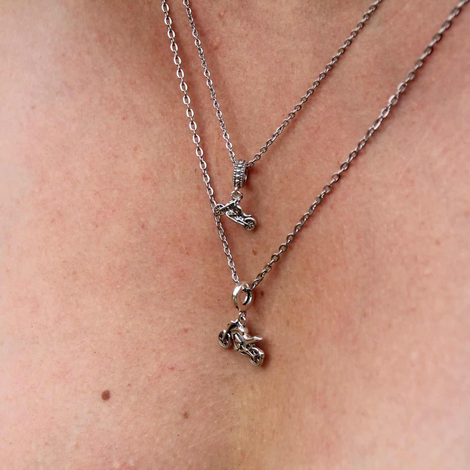 Duo de colliers chaine acier pendentif argent 925 avec moto sportive ou custom