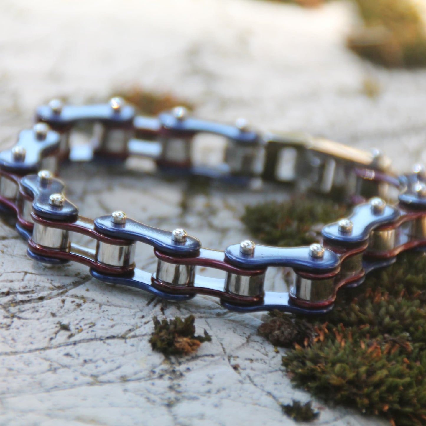 Bracelet motard style chaine de moto en acier inoxydable bleu et pourpre.