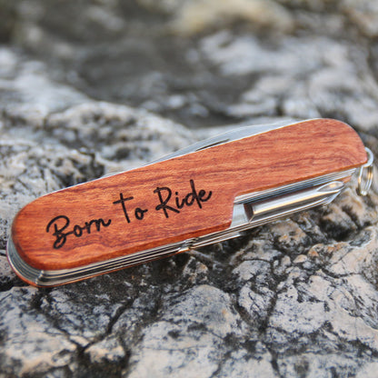 Zoom sur le couteau fermé avec gravure "Born to Ride" sur le manche en bois