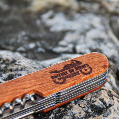 Couteau fermé avec gravure "Secrets de Bikers" et logo, finition soignée en bois naturel