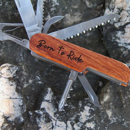 Gros plan sur le tournevis du couteau de poche multifonction en bois