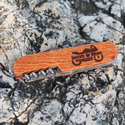 Couteau de poche multifonction en bois naturel avec gravure "Secrets de Bikers", vu en entier 