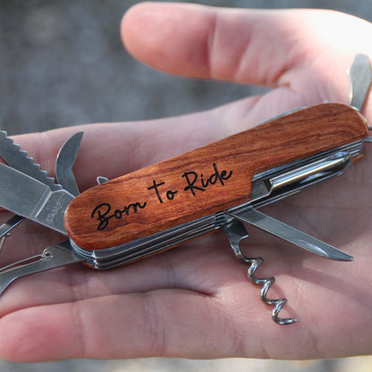 Zoom sur l’ouvre-bouteille du couteau multifonction, tenu en main