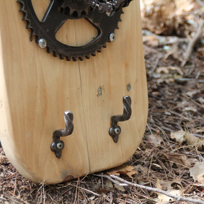 Zoom sur les crochets pour accessoires du support de casque mural