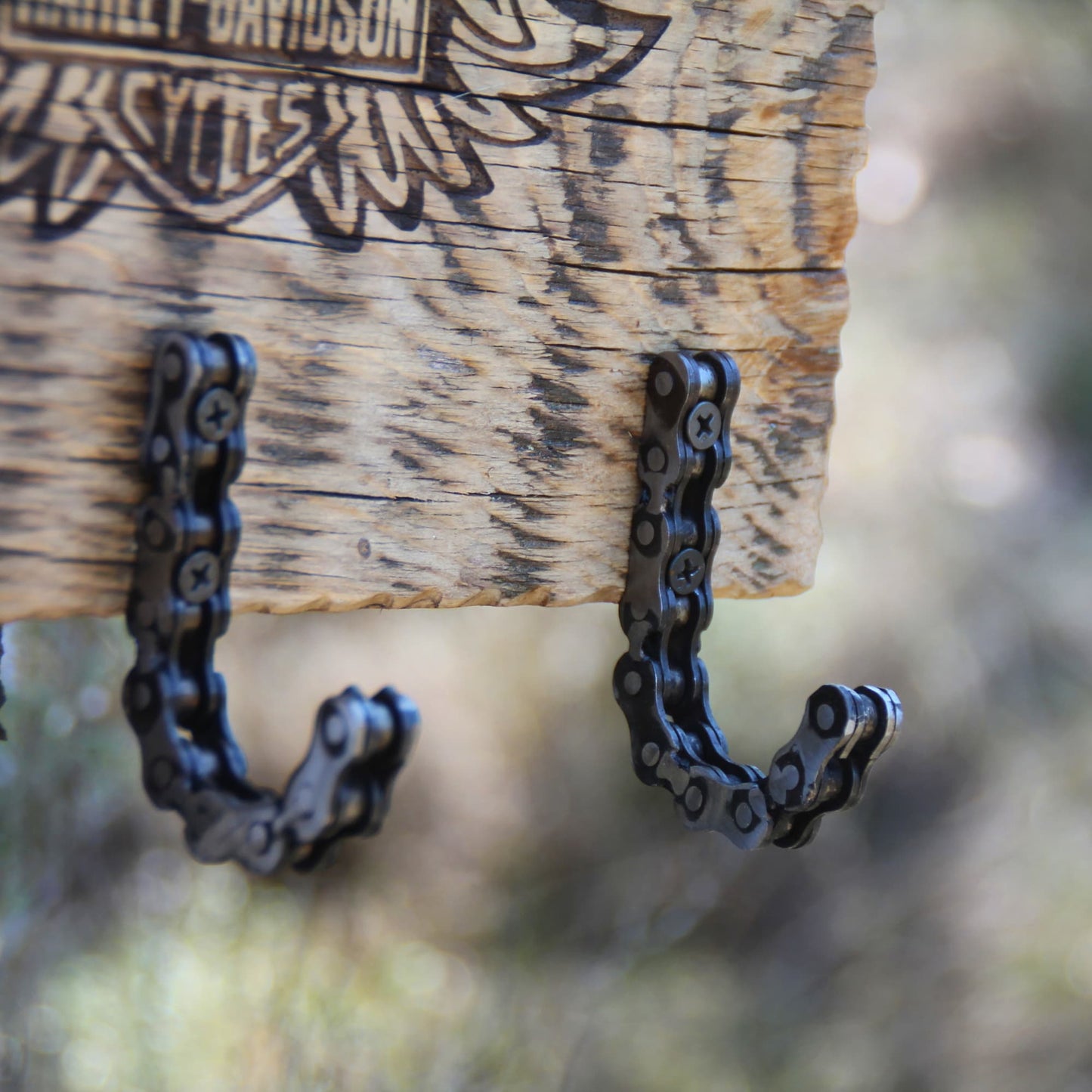 Détail des crochets en chaîne de moto du porte-clé mural en bois gravé Harley Davidson