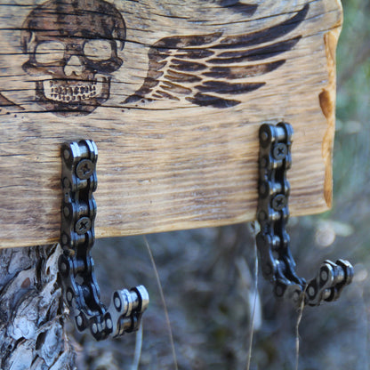Détail des crochets en chaîne de moto sur porte-clé mural en bois Ride or Die cadeau biker