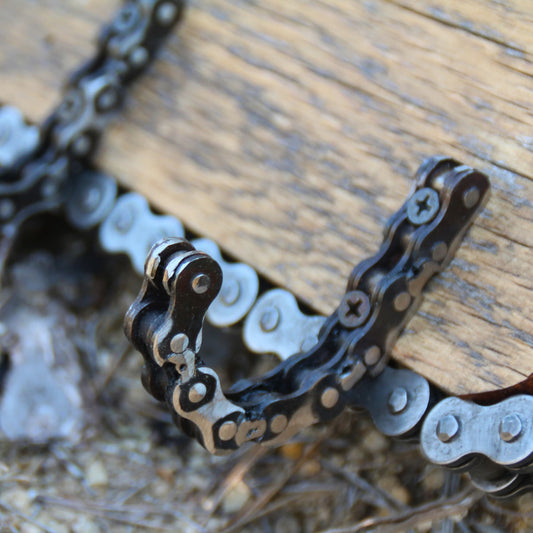 Zoom sur les crochets en chaine de moto authentiques du Porte manteaux mural en bois Born to Ride