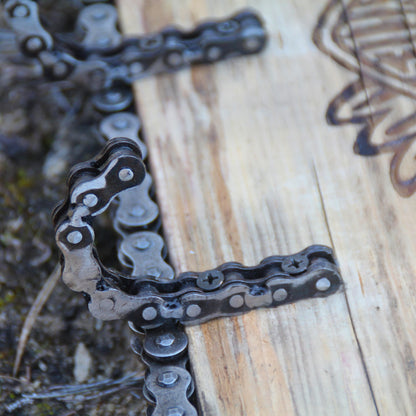Crochets en chaine de moto pour accessoires motard sur le porte manteau mural artisanal en bois gravure Harley Davidson