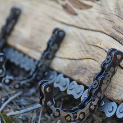 Crochets chaine de moto du porte manteau mural bois Ride or Die pour accessoires motard