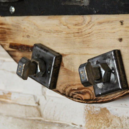 Zoom sur les crochets pour accessoires moto du support de casque