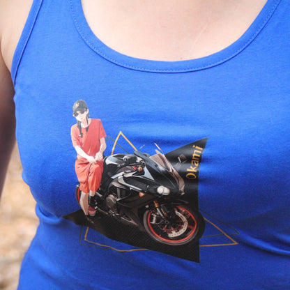 Zoom sur le design du débardeur bleu motarde kawaii et sa moto sportive. Marque Theia Moto