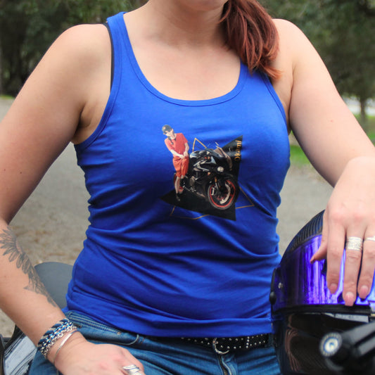 Débardeur bleu motarde kawaii et sa moto sportive. Marque Theia Moto