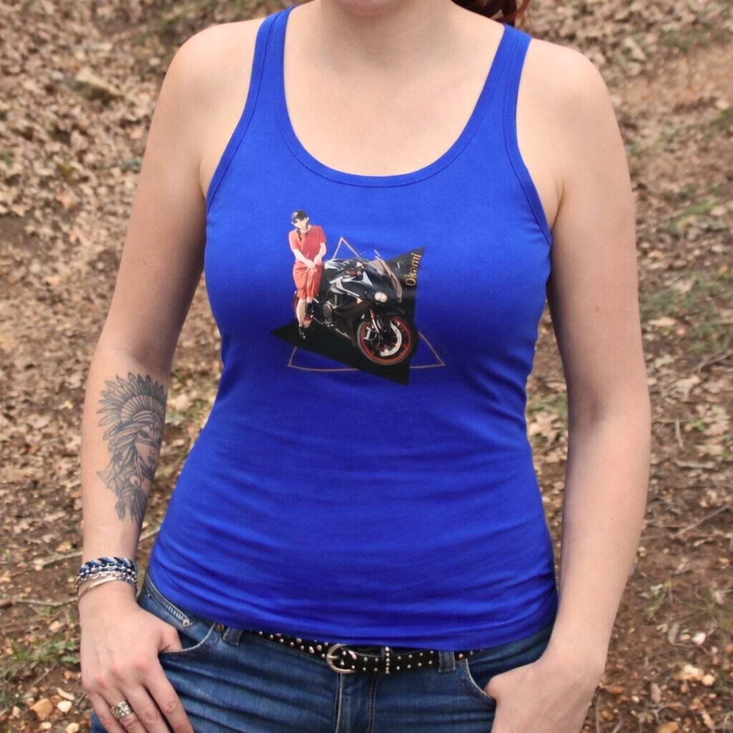 Débardeur bleu femme en coton. Design motarde kawaii et sa moto sportive. Marque Theia Moto 