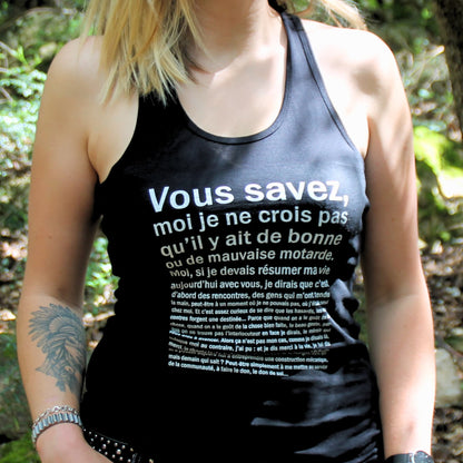 Gros plan sur l’imprimé du débardeur femme, citation humoristique "Vous savez, moi je ne crois pas qu’il y ait de bonne ou de mauvaise motarde".