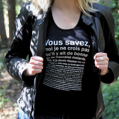 Débardeur femme en coton avec texte culte sur la motarde, porté sous une veste en cuir.