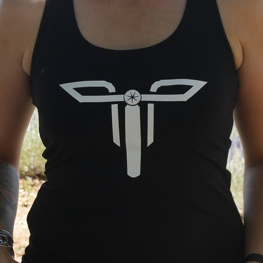 Zoom sur le logo Theia Moto du débardeur noir. 