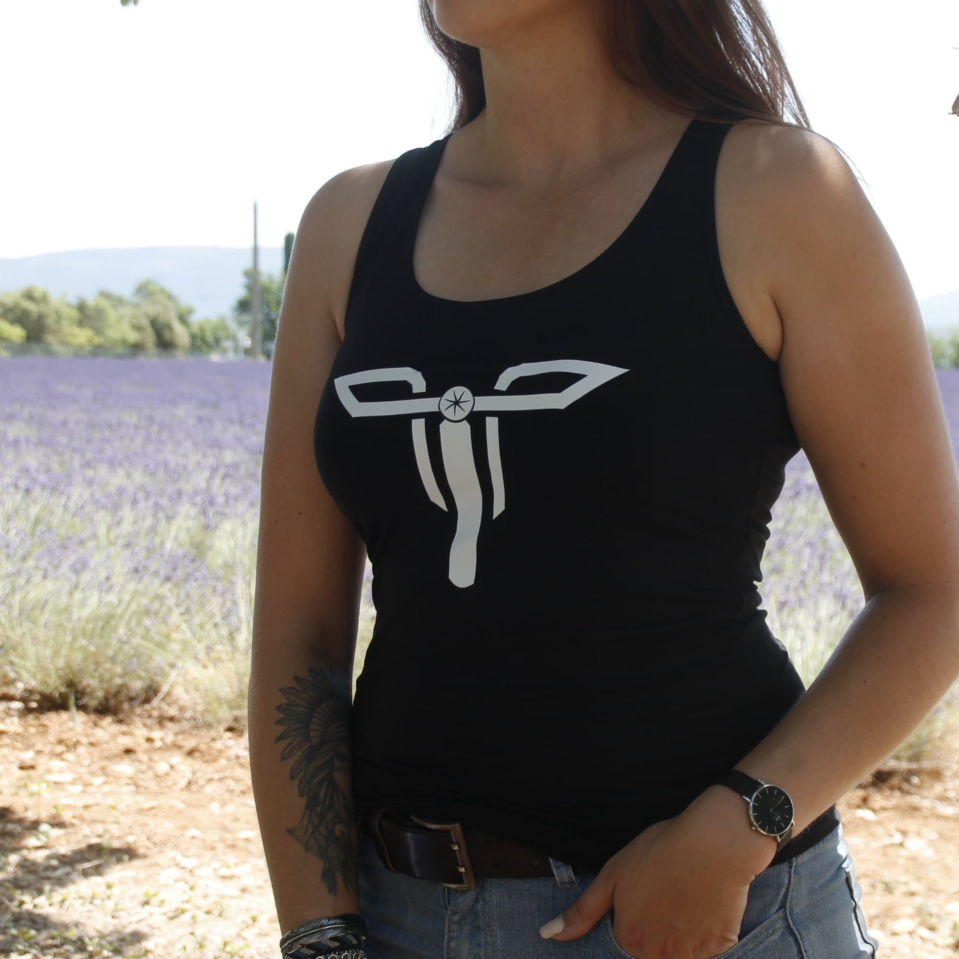 Débardeur noir motarde avec logo Theia Moto, marque lyonnaise.
